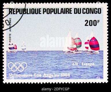 MOSKAU, RUSSLAND - 28. AUGUST 2020: Briefmarke gedruckt im Kongo zeigt Olympia Los Angeles '84, Spanien, 470, Windsurfing Serie, um 1984 Stockfoto