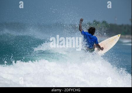 VARKALA, INDIEN - Mar 14, 2020: Ein indischer Mann fällt von seinem Surfbrett von einer riesigen Welle Stockfoto