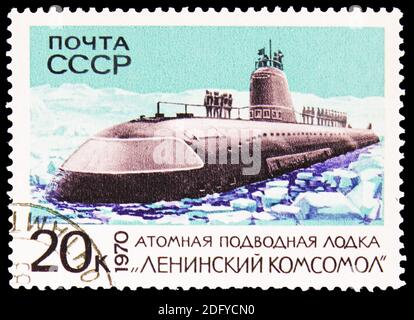 MOSKAU, RUSSLAND - 28. AUGUST 2020: Die in der UdSSR (Russland) gedruckte Briefmarke zeigt das Atom-U-Boot "Leninsky Komsomol", Kriegsschiffe der sowjetischen Marine-Serie Stockfoto