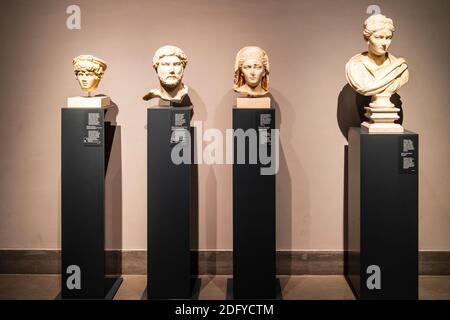 Reihe von 4 römischen Statuen Köpfe auf Sockeln, darunter Vibia Sabina, Frau von Kaiser Hadrian, gegen eine Wand im Nationalen Römischen Museum, Palazzo Massimo. Stockfoto