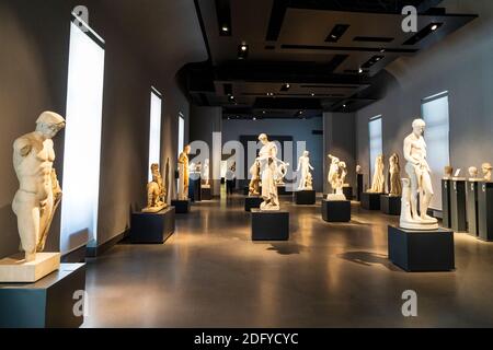 Saal V des Palazzo massimo, Römisches Nationalmuseum in Rom. Galerie von römischen Statuen und Büsten auf Plinthen, die in Kaiserlichen Residenzen gefunden wurden. Stockfoto