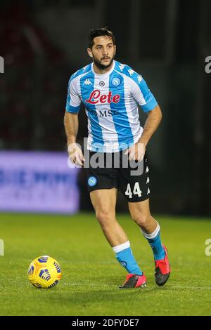 SSC Napoli griechischen Verteidiger Konstantinos Manolas kontrolliert den Ball während Die Serie A Fußballspiel Crotone vs SSC Napoli Stockfoto