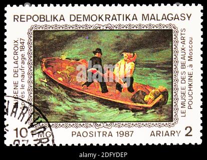 MOSKAU, RUSSLAND - 28. AUGUST 2020: Briefmarke gedruckt in Madagaskar zeigt Eugene Delacroix : nach dem Schiffswrack (1847), Gemälde von Puschkin-Muse Stockfoto