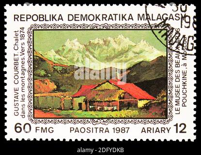 MOSKAU, RUSSLAND - 28. AUGUST 2020: Briefmarke gedruckt in Madagaskar zeigt Gustave Courbet : Chalet in den Bergen (1874), Gemälde von Puschkin-M Stockfoto
