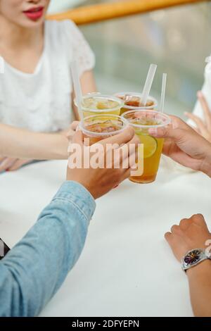 Leute, die Eistee trinken Stockfoto