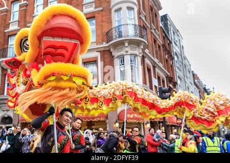 Drachentanz. Chinesische Neujahrsfeiern und Parade, Darsteller auf dem Festival in Chinatown, London, Großbritannien Stockfoto