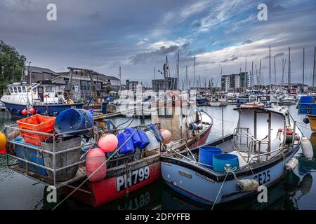Fischerboote in Sutton Harbour auf dem Barbican in Plymouth Stockfoto