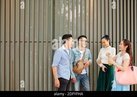 Junge Menschen im Freien stehen Stockfoto