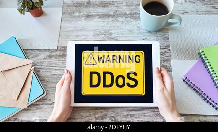 DDoS Attack Detection Message. Viren und Hacking. Cyber Security und internet Konzept Stockfoto