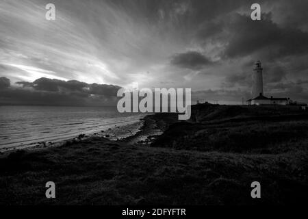 Bild der alten und neuen Leuchttürme am Nash Point im Tal von Glamorgan, South Wales, Großbritannien Stockfoto