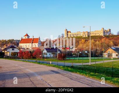 Blick auf das Schloss und die Kirche St. Stanislaus und St. Margaret, Janowiec, Woiwodschaft Lublin, Polen Stockfoto