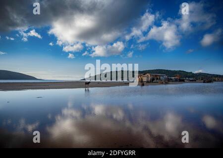 Der Himmel spiegelt sich an einem kleinen See in der Nähe des Strandes Palaia Fokaia, Griechenland Stockfoto