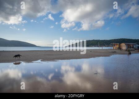 Der Himmel spiegelt sich an einem kleinen See in der Nähe des Strandes Palaia Fokaia, Griechenland Stockfoto