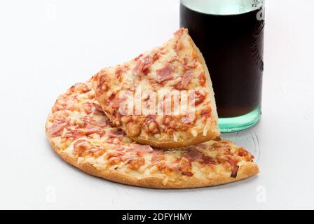 Pizza ist ein gebackenes Fladenbrot, in der Regel rund in Form, mit Weizenmehl, Salz, Wasser und Hefe, mit Tomatensauce und Käse bedeckt. Es gibt eine l Stockfoto