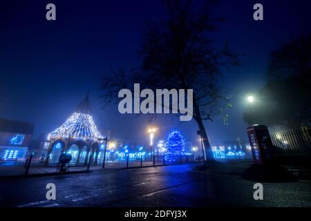 Bingham, Nottinghamshire, Großbritannien. Dezember 2020. Weihnachtsbeleuchtung am Buttercross auf dem Bingham Marktplatz, Nottinghamshire. Neil Squires/Alamy Live News Stockfoto