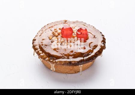 Ein Mandelkuchen ist eine traditionell runde Dessert aus einer oder mehreren Schichten von süßen Teig im Ofen gebacken, mit verschiedenen Zutaten su dekoriert Stockfoto