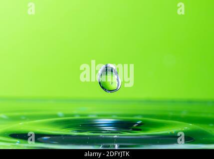 Wassertropfen fallen und Auswirkungen Körper von Wasser. Makro-Foto. Stockfoto