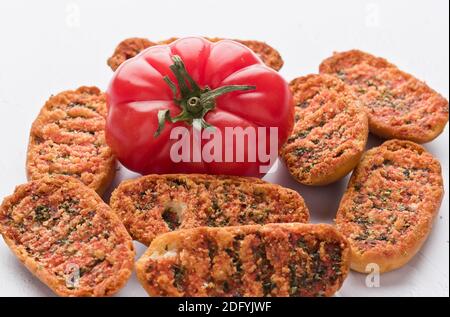 Tomatenbrot, auch «tubaca bread» genannt, ist eine traditionelle spanische Vorspeise. Es gilt als eines der typischen Beispiele, die das Mittelmeer definieren Stockfoto