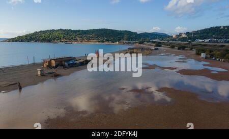 Der Himmel spiegelt sich an einem kleinen See in der Nähe des Strandes Palaia Fokaia, Griechenland Stockfoto