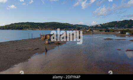 Der Himmel spiegelt sich an einem kleinen See in der Nähe des Strandes Palaia Fokaia, Griechenland Stockfoto