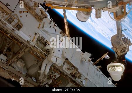 ISS - 08. Juli 2006 - Astronaut Piers J Sellers, Missionsspezialist STS-121, arbeitet während der Mission an einem Abschnitt der Internationalen Raumstation Stockfoto