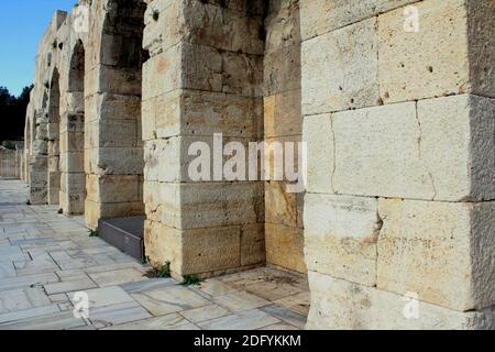 Stonemade Bögen auf der Fassade des Herodes Atticus Odeon in Athen, Griechenland. Stockfoto