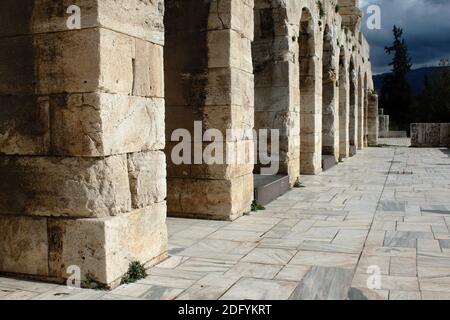 Stonemade Bögen auf der Fassade des Herodes Atticus Odeon in Athen, Griechenland. Stockfoto