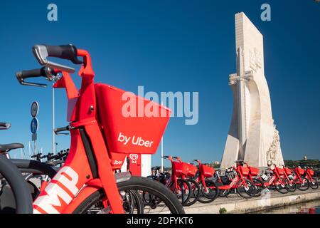 Entdeckerdenkmal und Uber Bikes und Belem, Lissabon, Portugal Stockfoto