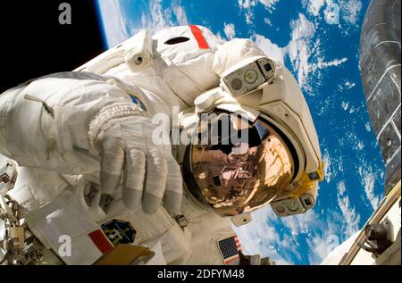 ISS - 08. Juli 2006 - Astronaut Piers J Sellers, STS-121 Missionsspezialist, nimmt an der dritten und letzten Sitzung des Extravehicular ac der Mission Teil Stockfoto