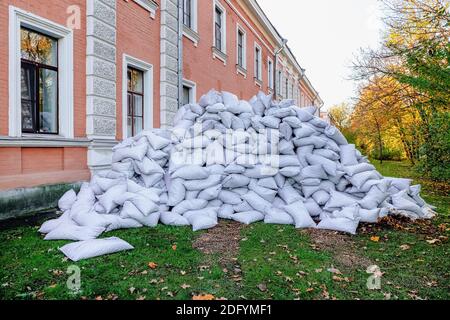 Vor dem Gebäude liegt ein Stapel gefüllter Bausäcke. Ein Stapel gefüllter Säcke Stockfoto