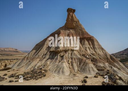 Eine schöne Aufnahme von Bardenas Reales Wüste Felsen unter einem Blauer Himmel Stockfoto