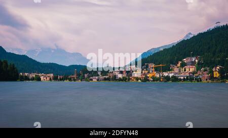 St. Moritz mit See namens St. Moritzsee und Schweizer Alpen im Engadin, Schweiz Stockfoto