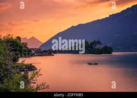 Sonnenuntergang über Iseltwald Halbinsel und der ehemaligen Burg in der Schweiz Stockfoto