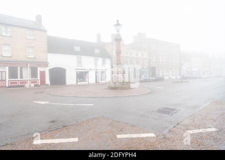 St Ives Cambridgeshire, Großbritannien. Dezember 2020. Im frühen Morgenlicht bedeckt eine Decke aus dichtem, eisigen Nebel die Marktstadt St. Ives. Das Wetter in Großbritannien wird die ganze Woche über kalt bleiben. Kredit: Julian Eales/Alamy Live Nachrichten Stockfoto