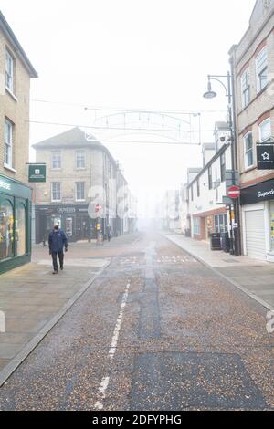 St Ives Cambridgeshire, Großbritannien. Dezember 2020. Im frühen Morgenlicht bedeckt eine Decke aus dichtem, eisigen Nebel die Marktstadt St. Ives. Das Wetter in Großbritannien wird die ganze Woche über kalt bleiben. Kredit: Julian Eales/Alamy Live Nachrichten Stockfoto