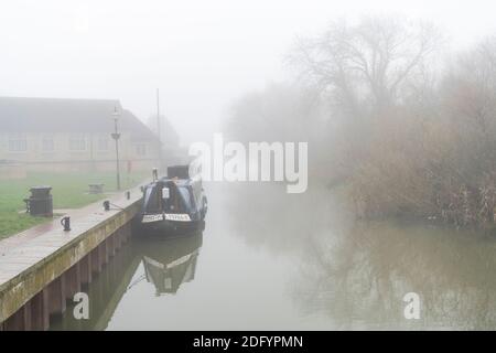 St Ives Cambridgeshire, Großbritannien. Dezember 2020. Eine Decke aus dichtem, eisigen Nebel bedeckt die Marktstadt St. Ives und die Great River Ouse im frühen Morgenlicht. Das Wetter in Großbritannien wird die ganze Woche über kalt bleiben. Kredit: Julian Eales/Alamy Live Nachrichten Stockfoto