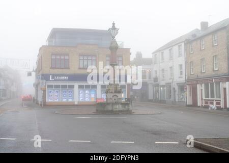 St Ives Cambridgeshire, Großbritannien. Dezember 2020. Im frühen Morgenlicht bedeckt eine Decke aus dichtem, eisigen Nebel die Marktstadt St. Ives. Das Wetter in Großbritannien wird die ganze Woche über kalt bleiben. Kredit: Julian Eales/Alamy Live Nachrichten Stockfoto