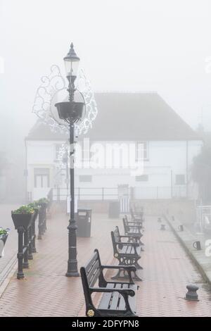 St Ives Cambridgeshire, Großbritannien. Dezember 2020. Im frühen Morgenlicht bedeckt eine Decke aus dichtem, eisigen Nebel die Marktstadt St. Ives. Das Wetter in Großbritannien wird die ganze Woche über kalt bleiben. Kredit: Julian Eales/Alamy Live Nachrichten Stockfoto