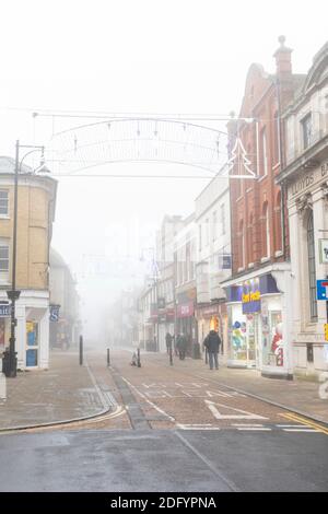 St Ives Cambridgeshire, Großbritannien. Dezember 2020. Im frühen Morgenlicht bedeckt eine Decke aus dichtem, eisigen Nebel die Marktstadt St. Ives. Das Wetter in Großbritannien wird die ganze Woche über kalt bleiben. Kredit: Julian Eales/Alamy Live Nachrichten Stockfoto