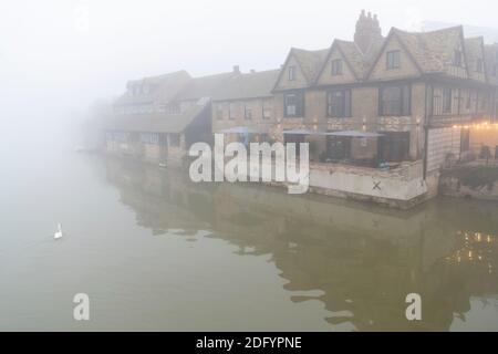 St Ives Cambridgeshire, Großbritannien. Dezember 2020. Eine Decke aus dichtem, eisigen Nebel bedeckt die Marktstadt St. Ives und die Great River Ouse im frühen Morgenlicht. Das Wetter in Großbritannien wird die ganze Woche über kalt bleiben. Kredit: Julian Eales/Alamy Live Nachrichten Stockfoto