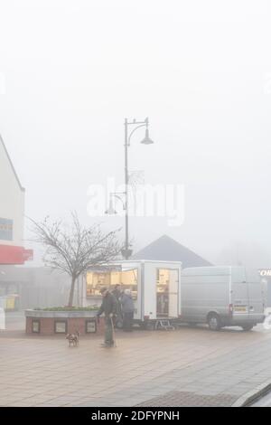 St Ives Cambridgeshire, Großbritannien. Dezember 2020. Im frühen Morgenlicht bedeckt eine Decke aus dichtem, eisigen Nebel die Marktstadt St. Ives. Das Wetter in Großbritannien wird die ganze Woche über kalt bleiben. Kredit: Julian Eales/Alamy Live Nachrichten Stockfoto