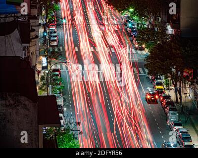 Eine leichte Spur des Verkehrs durch die Nachbarschaft der Villa Crespo, Buenos Aires, Argentinien. Stockfoto