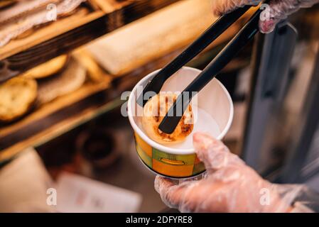 Preiselbeermarmelade Käsekuchen zum Frühstück Stockfoto