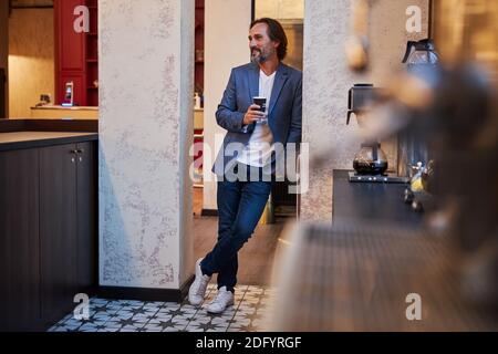 Entspannter bärtiger Mann mit einer kleinen Kaffeepause Stockfoto