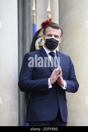 Der französische Präsident Emmanuel Macron trägt am 7. Dezember 2020 im Präsidentenpalast von Elysee in Paris eine Schutzmaske. Foto von Eliot Blondt/ABACAPRESS.COM Stockfoto