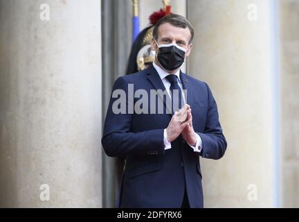 Der französische Präsident Emmanuel Macron trägt am 7. Dezember 2020 im Präsidentenpalast von Elysee in Paris eine Schutzmaske. Foto von Eliot Blondt/ABACAPRESS.COM Stockfoto
