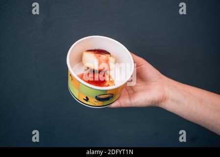 Preiselbeermarmelade Käsekuchen zum Frühstück Stockfoto