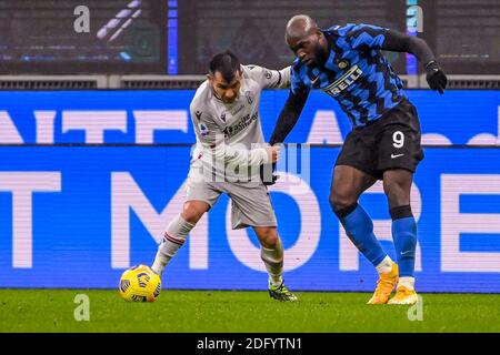 Gary Medel (Bologna) Romelu Lukaku (Inter) während des italienischen "serie A"-Spiels zwischen Inter 3-1 Bologna im Giuseppe Meazza-Stadion am 05. Dezember 2020 in Mailand, Italien. (Foto von Maurizio Borsari/AFLO) Stockfoto