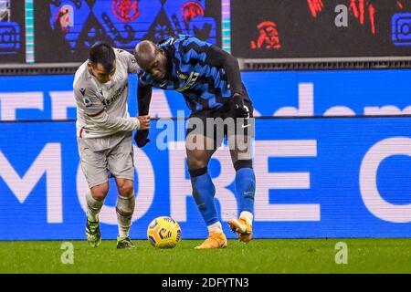 Gary Medel (Bologna) Romelu Lukaku (Inter) während des italienischen "serie A"-Spiels zwischen Inter 3-1 Bologna im Giuseppe Meazza-Stadion am 05. Dezember 2020 in Mailand, Italien. (Foto von Maurizio Borsari/AFLO) Stockfoto