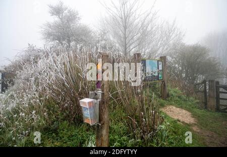 Brighton UK 7. Dezember 2020 - eisiger Nebel und Frost am Devils Dike auf dem South Downs Way nördlich von Brighton. Es wurde prognostiziert, dass heute in einigen Teilen Großbritanniens dichter Nebel herrschen wird, was die Fahrbedingungen schwierig macht : Credit Simon Dack / Alamy Live News Stockfoto